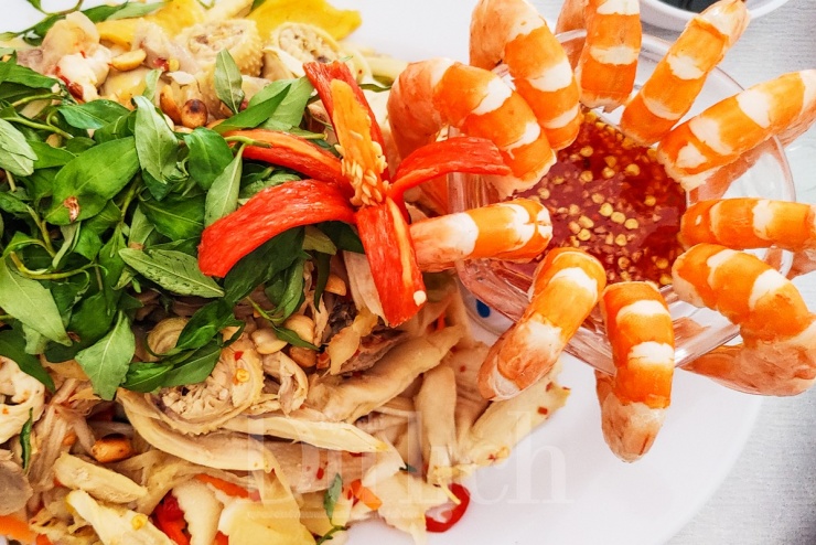 Tôi nhớ bữa cơm đầu tiên Dì Tư nấu; đơn giản chỉ là dĩa cá rô kho tộ, nồi canh rau ngót nấu tôm và vài miếng bánh tráng cuốn rau sống, vậy mà ngon như tiệc.