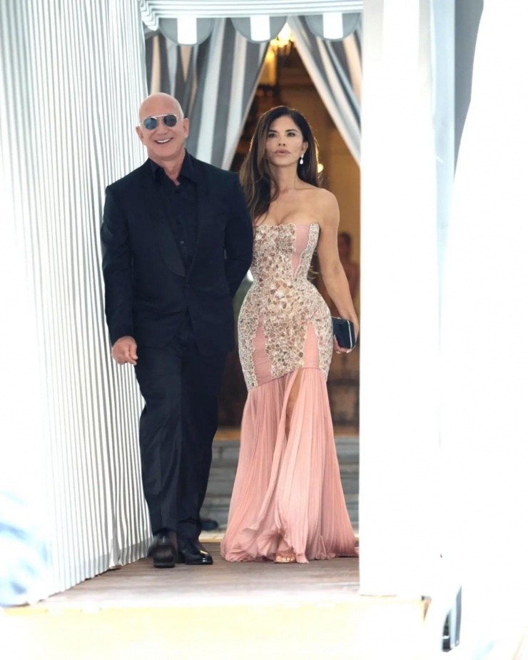 Lauren Sanchez mặc đầm phủ pha lê tới tiệc đồ ngủ - 1