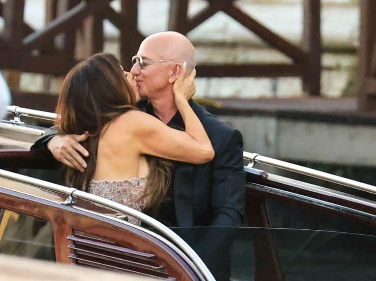 Đôi tân lang tân nương trao nhau nụ hôn đắm đuối trên taxi nước. Jeff Bezos và vợ thể hiện tình cảm nồng nhiệt trên đường tới bữa tiệc khép lại hôn lễ xa hoa.