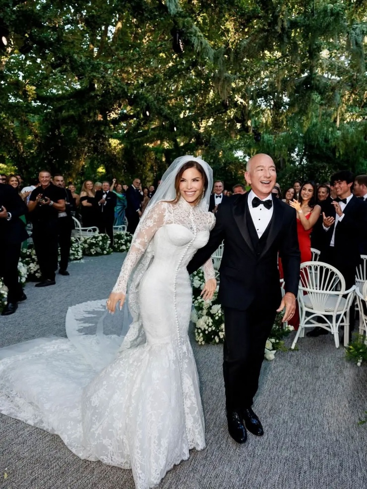Tỷ phú Jeff Bezos và cô dâu Lauren Sanchez trong ngày thành hôn hôm 27/6. Cặp uyên ương mở màn hôn lễ có chi phí lên tới 50 triệu USD bằng bữa tiệc chào đón khách hôm 26/6.