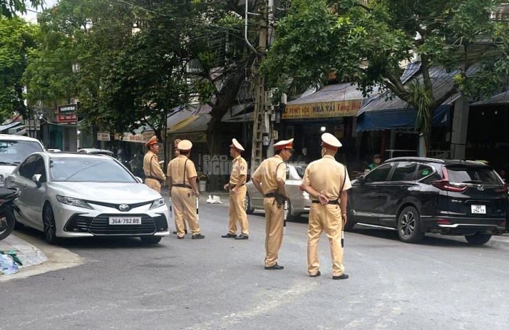 Khám xét nhà trùm giang hồ cộm cán Vi "ngộ" ở Thanh Hóa - 3