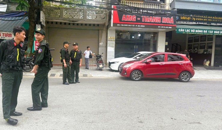Lực lượng cảnh sát phong tỏa tuyến đường Đào Duy Từ