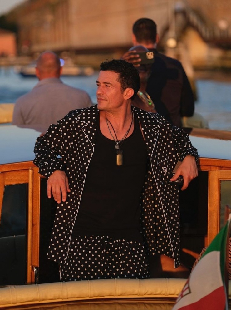 Tài tử người Anh Orlando Bloom tạo dáng trong bộ đồ ngủ có họa tiết chấm bi. Ảnh: Backgrid