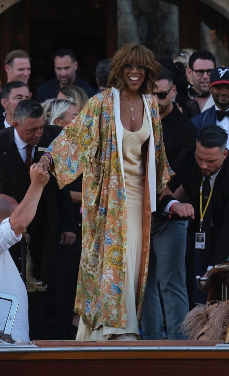 Nhà báo Gayle King, 71 tuổi, chọn váy lụa và áo choàng hoa. Bà từng tham gia phi hành đoàn toàn nữ, bay vào rìa vũ trụ cùng cựu MC Lauren Sánchez hồi tháng 4. Ảnh: Backgrid
