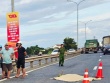 Đâm bạn gái rồi chạy ra đường, bị xe tông chết