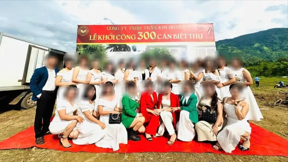Lễ khởi công dự án 300 căn biệt thự của Công ty Trần Kim Huyền tại một bãi đất trống. Ảnh: MXH