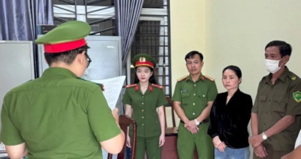 Công an đọc lệnh khởi tố, bắt tạm giam bà Hợi. Ảnh: Công an tỉnh Đắk Lắk