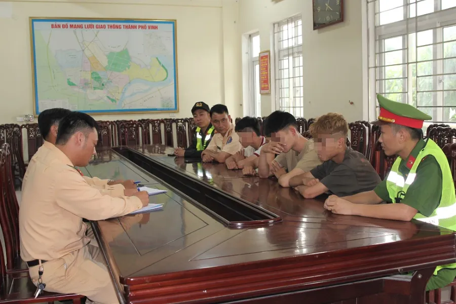 Công an làm việc với bốn thanh, thiếu niên.
