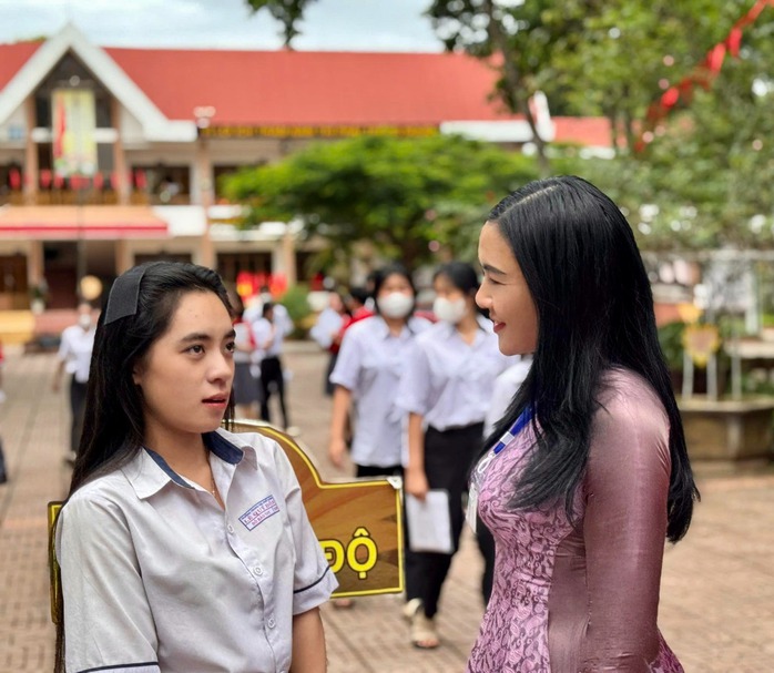 Trong suốt 2 ngày thi tốt nghiệp THPT 2025, cô Xuân Hương túc trực tại điểm thi, đồng hành cùng học trò