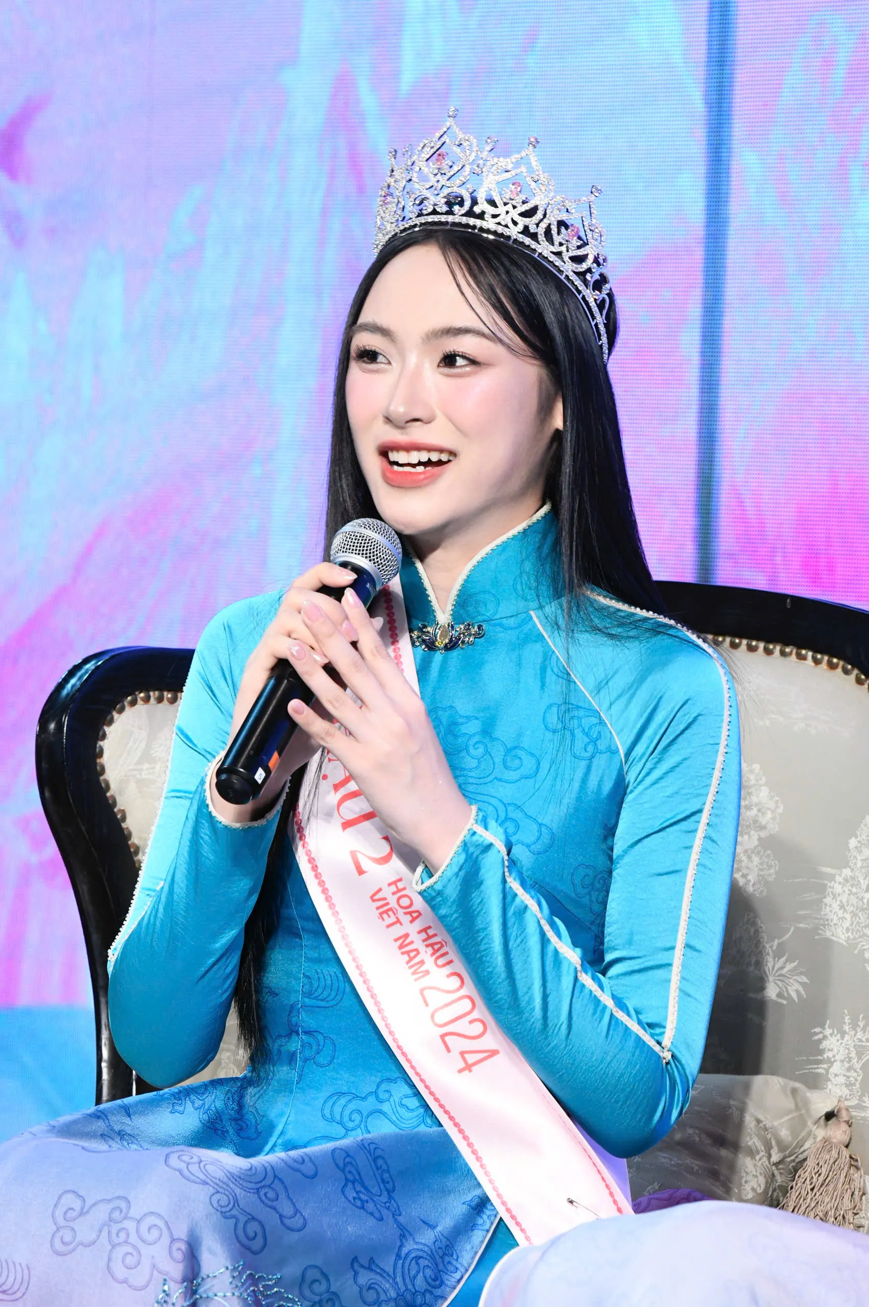 Vân Nhi nói thêm trước đây cô rụt rè, chưa dám thể hiện bản thân. Nhưng khi bước vào hành trình Hoa hậu Việt Nam 2024, cô biết lắng nghe và trưởng thành mỗi ngày. "Tôi biết ơn vì dám chia sẻ những điều chưa hoàn thiện và nhận được sự góp ý từ mọi người", Á hậu 2 Hoa hậu Việt Nam nói trong buổi giao lưu.