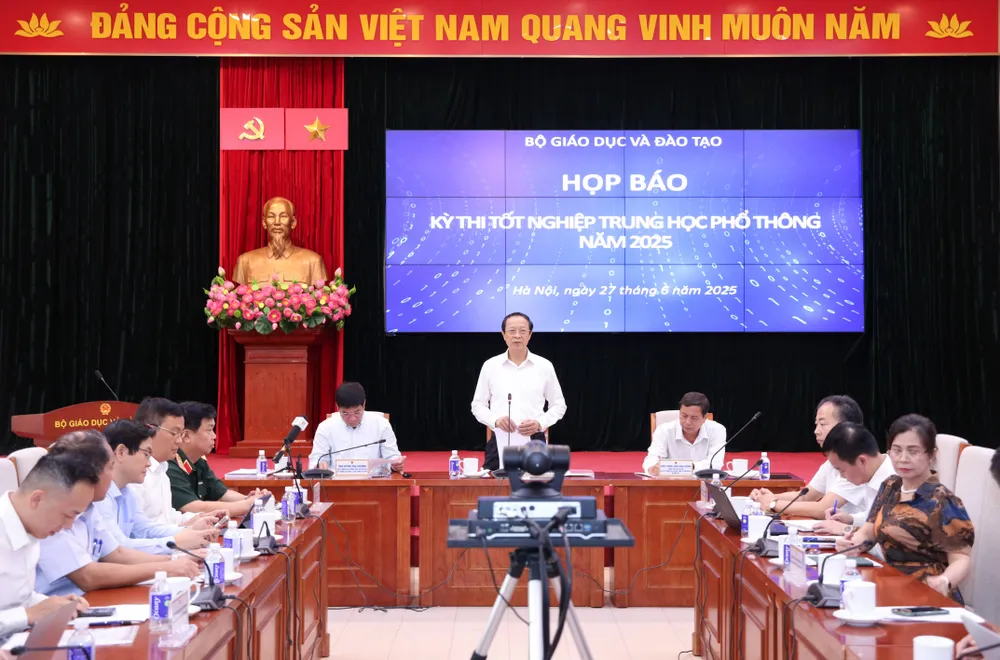 Thứ trưởng Thường trực Bộ GD&amp;ĐT Phạm Ngọc Thưởng phát biểu tại họp báo về kỳ thi tốt nghiệp THPT 2025 chiều 27-6. Ảnh: TT