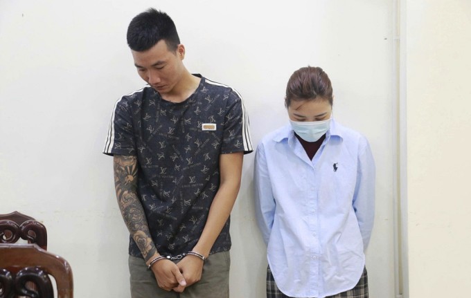 Phan Đình Thịnh (trái) và Lê Thị Trà tại cơ quan điều tra. Ảnh: Hòa Vang