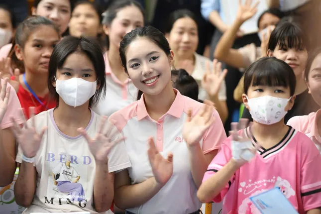 Lợi thế lớn nhất của Châu Anh chính là nụ cười tỏa nắng với đôi mắt cười lấp lánh. Chính vì thế, tân Á hậu luôn mỉm cười để mang lại năng lượng tích cực đến người xung quanh.