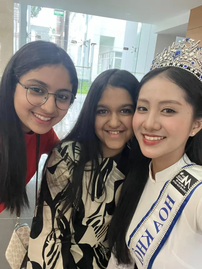Bức ảnh selfie này là minh chứng rõ nét nhất cho nhan sắc nổi bật trong mọi hoàn cảnh của Hoa hậu Trúc Linh. Dù đứng sát ống kính là vị trí nhiều người muốn tránh vì dễ lộ nhược điểm ngoại hình, nàng hậu vẫn có gương mặt thon nhỏ, làn da mịn màng cùng ngũ quan cân đối.
