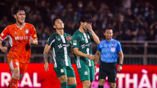 Công Phượng ôm mặt sau cú sút 11m hỏng, trong khi cầu thủ Đà Nẵng ăn mừng ở trận play-off mùa giải 2024/25 vừa kết thúc tối 27-6 (Ảnh: Đức Đồng/VNExpress.vn)