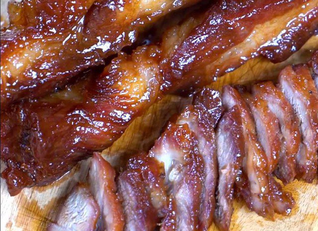 Thành phẩm món thịt xá xíu bằng chảo.