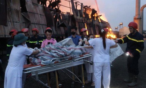 Đưa nạn nhân của vụ hoả hoạn ra ngoài để chuyển đến bệnh viện