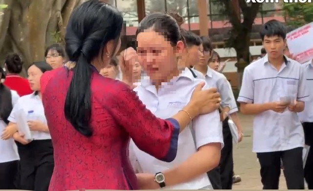 Học sinh tỉnh Đăk Lăk bật khóc sau kỳ thi tốt nghiệp THPT
