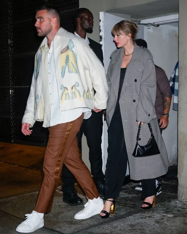Chiếc túi hiệu giá rẻ bất ngờ đang được Hailey Bieber, Taylor Swift ưa chuộng - 1
