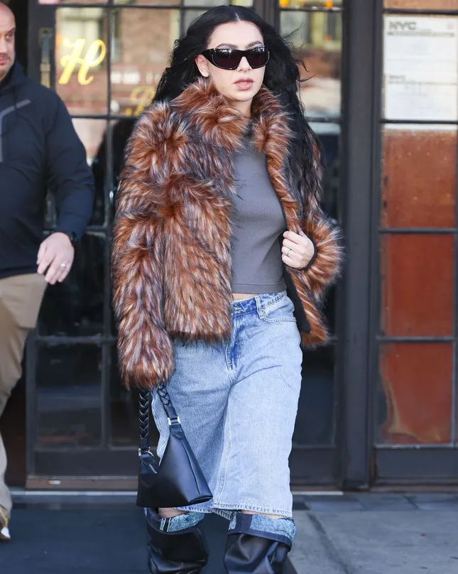 Chiếc túi hiệu giá rẻ bất ngờ đang được Hailey Bieber, Taylor Swift ưa chuộng - 5