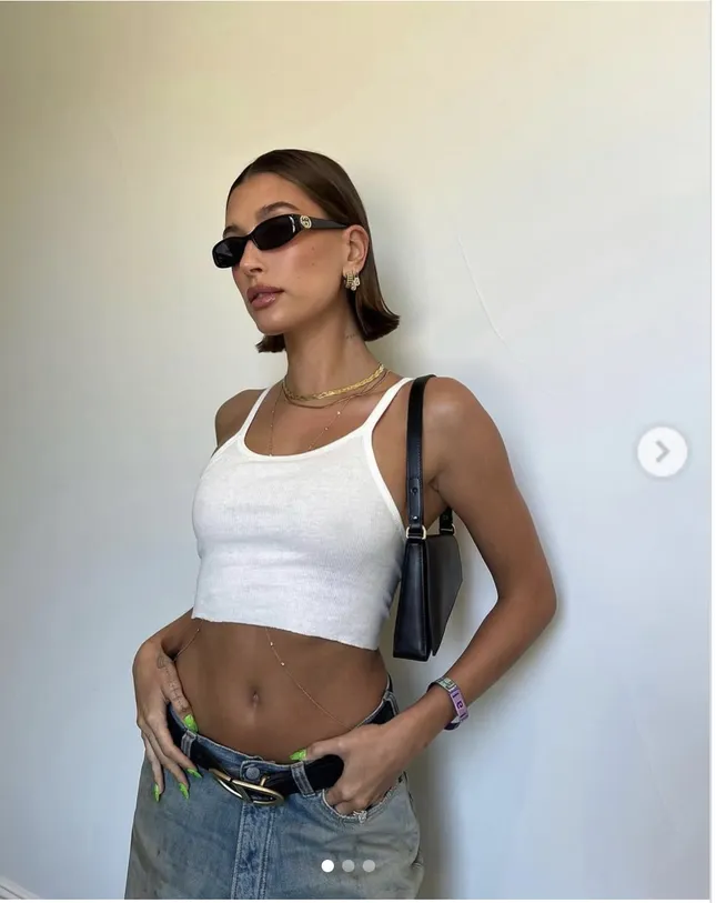 Chiếc túi hiệu giá rẻ bất ngờ đang được Hailey Bieber, Taylor Swift ưa chuộng - 10
