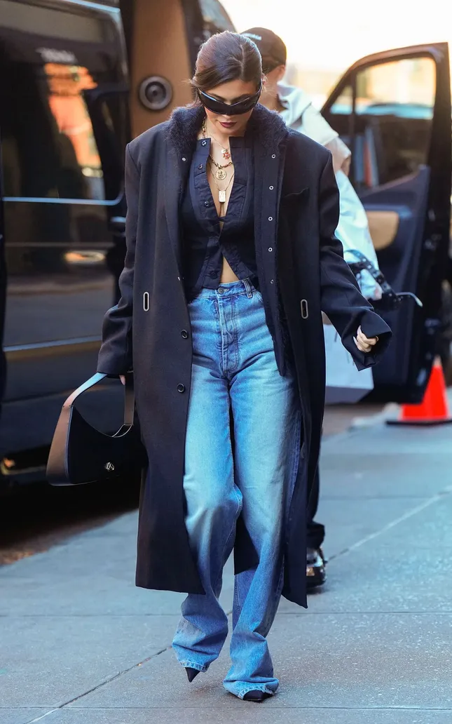 Chiếc túi hiệu giá rẻ bất ngờ đang được Hailey Bieber, Taylor Swift ưa chuộng - 4