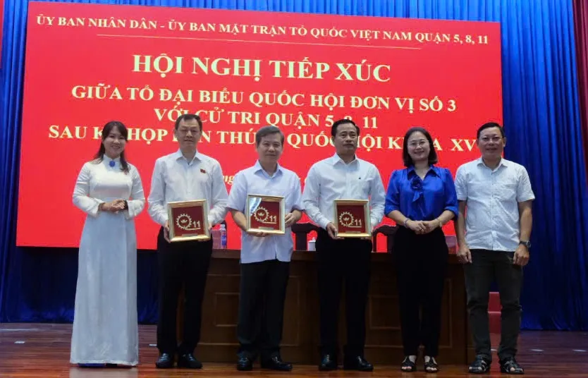 Tổ Đại biểu Quốc hội TP.HCM đơn vị số 3 nhận quà tri ân từ UBND quận 11. Ảnh: SONG MAI