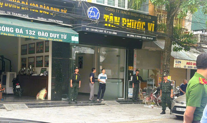 Cảnh công an phong tỏa, khám nhà của Vi "ngộ" sáng nay 29-6. Ảnh: Tuấn Minh