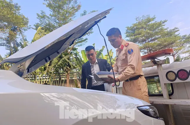 Lực lượng CSGT kiểm tra xe đăng ký.
