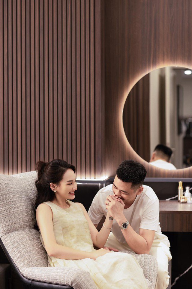 Bảo Thanh đã bị chồng "trách yêu" trên trang cá nhân với những dòng viết dí dỏm. Anh chia sẻ cách đây 16 năm, anh muốn làm một bữa tiệc tỏ tình lãng mạn dưới ánh nên thì Bảo Thanh lại có ý tưởng khác. Chồng Bảo Thanh kể: "Mình đã dự định đưa nàng đến một nhà hàng sang trọng, dưới ánh nến bập bùng, tiếng nhạc du dương, đôi uyên ương trao nhau những lời hẹn ước ngọt ngào. Nhưng đời không như là mơ. Vừa nhảy lên xe nàng vỗ vai mình cái bộp, tưởng gãy xương quai xanh. - Anh ơi, bày vẽ làm gì. Nắng nôi thế này kiếm quán bia, làm con mực cho nó mát. Ngay từ giây phút đó, mình nhận ra. Mình sinh ra là thuộc về nàng".