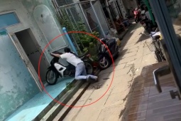 Clip:  " Dở khóc dở cười "  cô gái dắt xe vào nhà nhanh như tên bắn