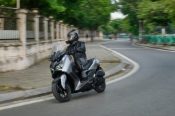 Yamaha XMAX 300 liệu có vừa đủ để đi làm, vừa ổn để đi phượt?