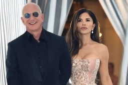 Lauren Sanchez mặc đầm phủ pha lê tới tiệc đồ ngủ
