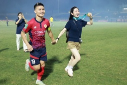 Quang Hải ăn mừng phấn khích, tặng huy chương cho bà xã Chu Thanh Huyền