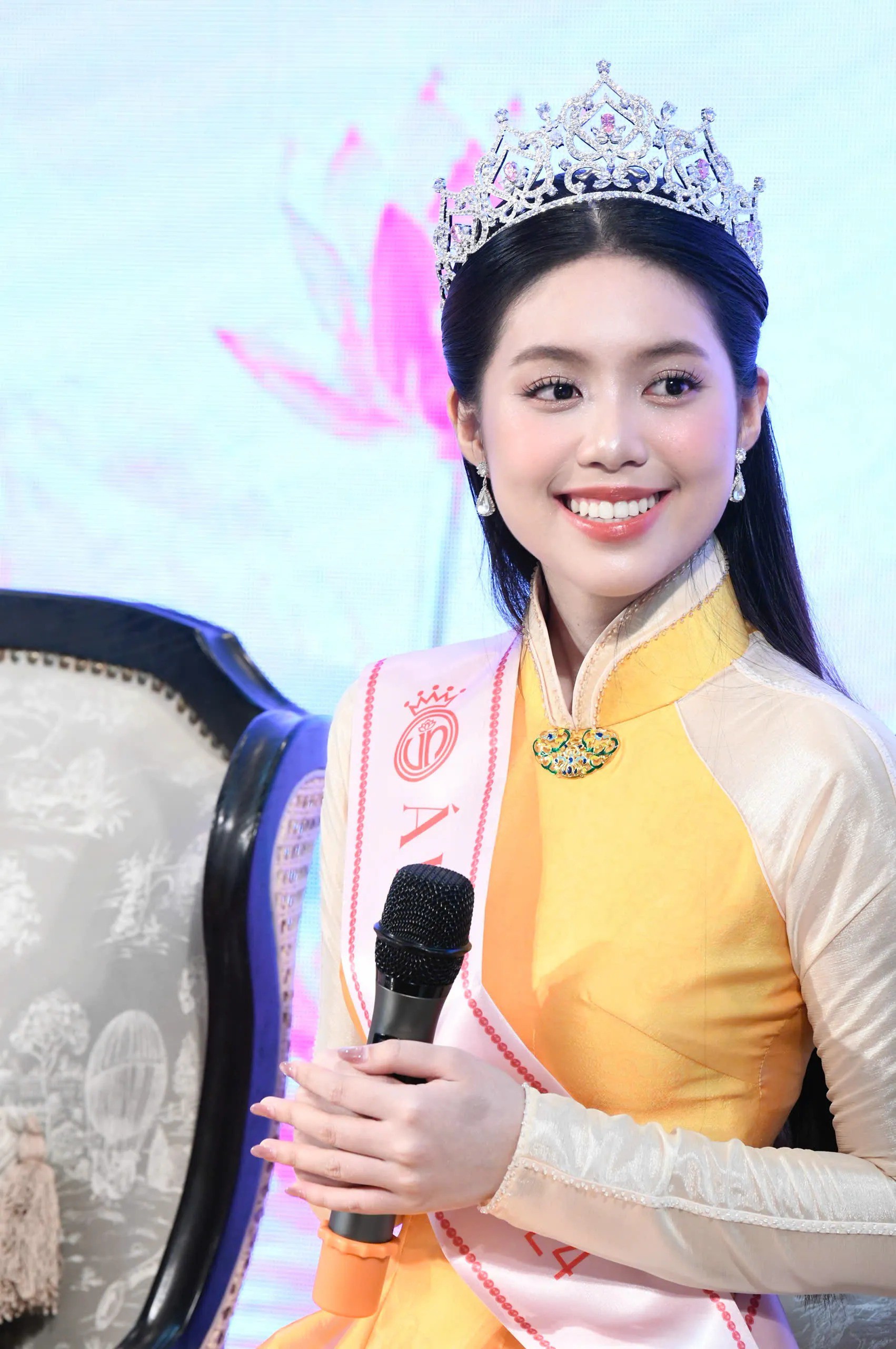 Hoa hậu Hà Trúc Linh, Á hậu Châu Anh và Vân Nhi sau đêm đăng quang - 10