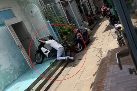 Clip: "Dở khóc dở cười" cô gái dắt xe vào nhà nhanh như tên bắn