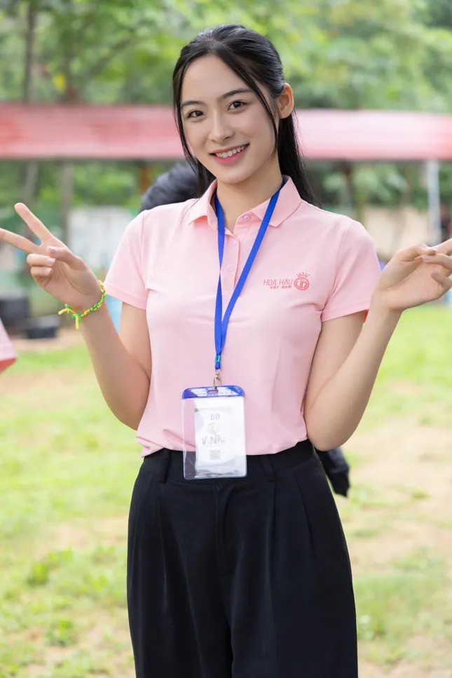 Vân Nhi chỉ cần trang điểm nhẹ cũng đã có diện mạo tươi tắn, xinh xắn trong các bức ảnh chưa qua chỉnh sửa. Nhan sắc rạng rỡ này giúp Vân Nhi trở thành thí sinh được bình chọn nhiều nhất ở Hoa hậu Việt Nam 2024 và sau đó thẳng tiến đến ngôi vị Á hậu 2.