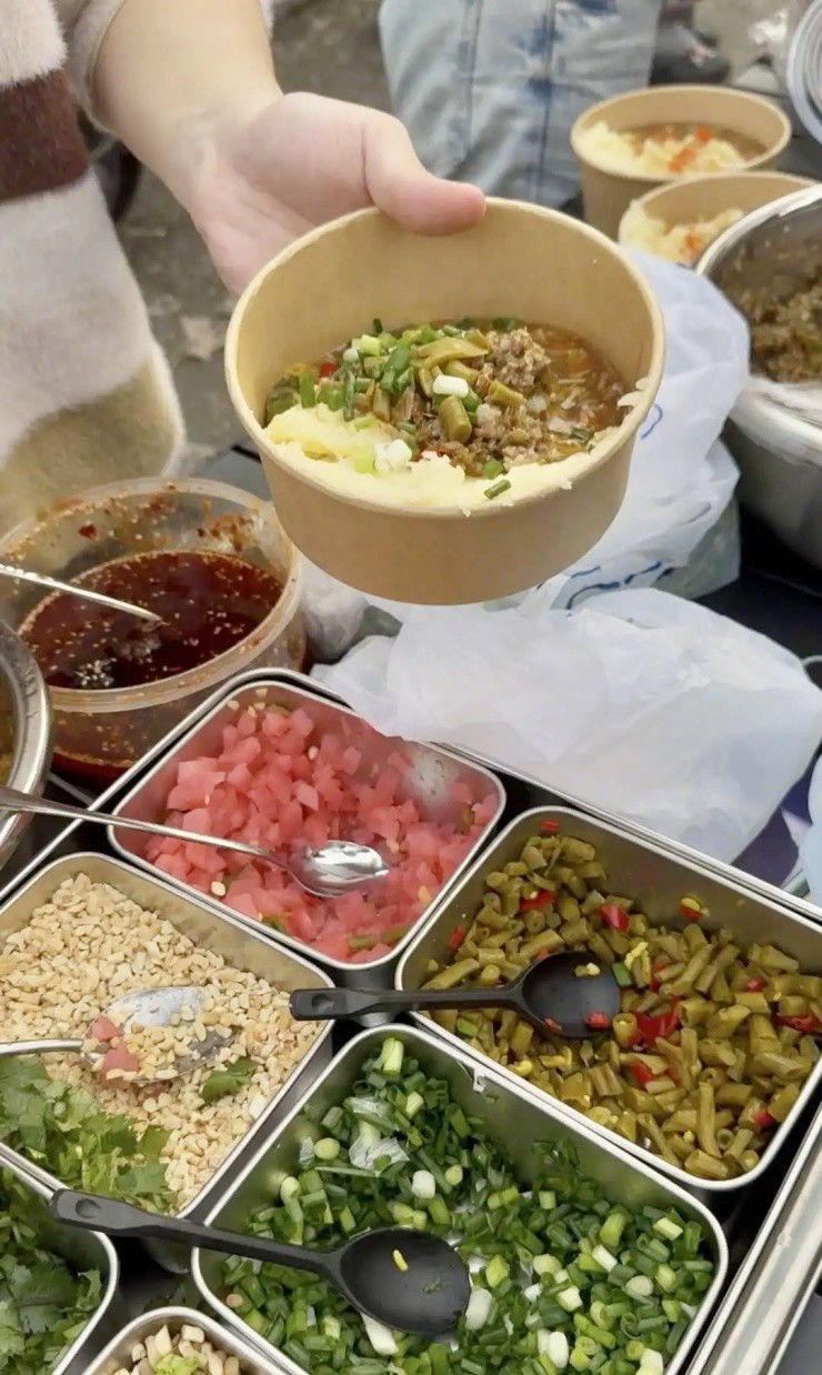 Bỏ học nghiên cứu sinh đi bán khoai tây nghiền, chỉ làm 1 tiếng/ngày mà “gây sốt” cõi mạng - 2