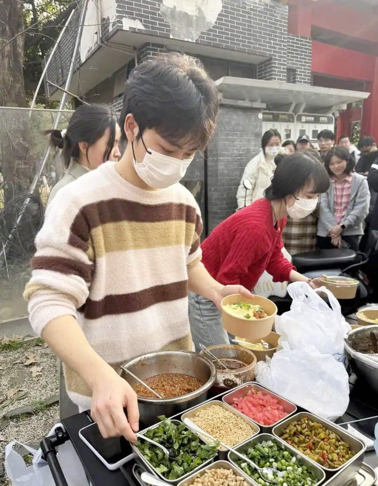 Bỏ học nghiên cứu sinh đi bán khoai tây nghiền, chỉ làm 1 tiếng/ngày mà “gây sốt” cõi mạng - 1