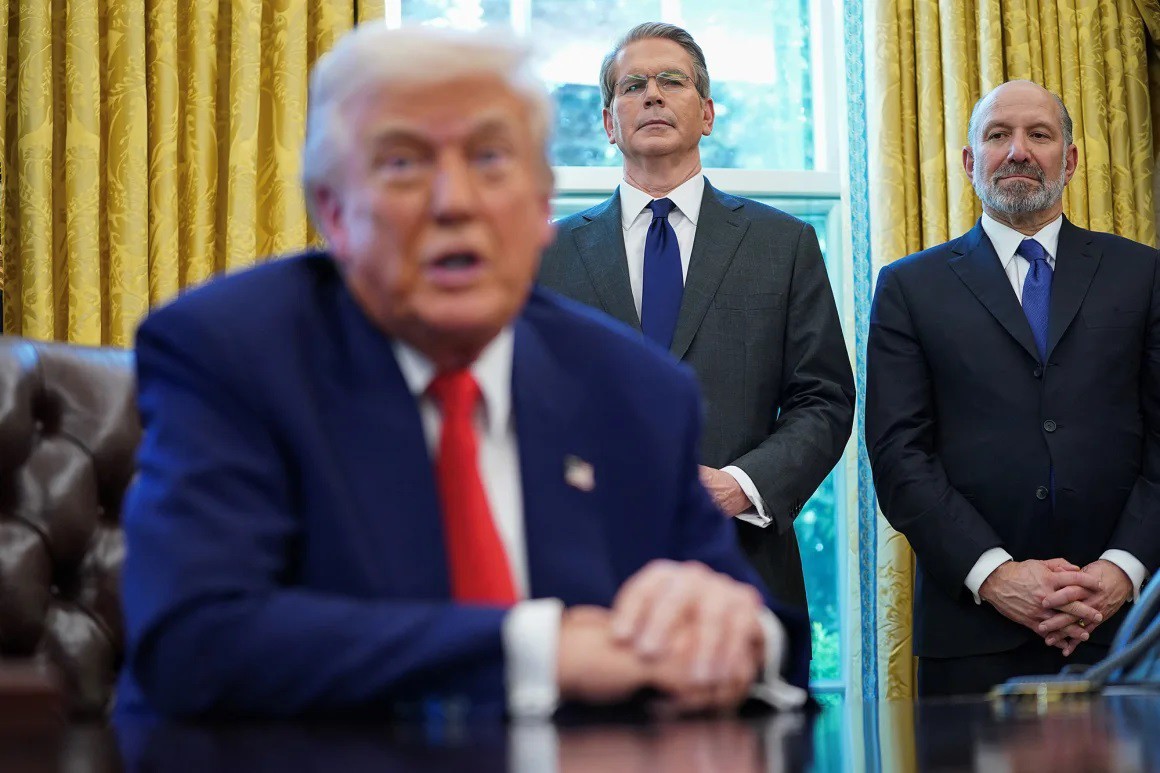 Bộ trưởng Thương mại Hoa Kỳ Howard Lutnick và Bộ trưởng Tài chính Scott Bessent đứng khi Tổng thống Donald Trump ký các sắc lệnh hành pháp.&nbsp;