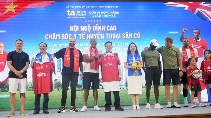 Dàn huyền thoại Manchester Reds gây sốt trong buổi giao lưu với người hâm mộ tại Hà Nội, chiều 29/6
