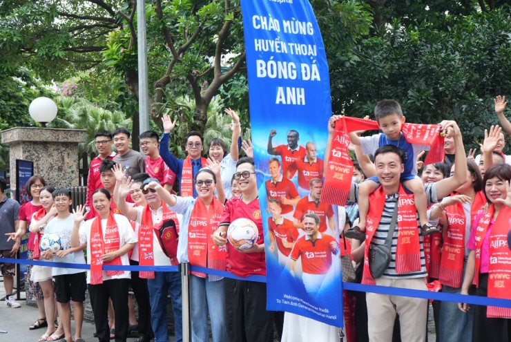 Người hâm mộ rất hào hứng khi được gặp các huyền thoại ngay tại Việt Nam