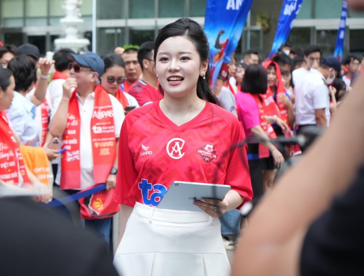 Fan nữ xinh đẹp&nbsp;chờ đón huyền thoại&nbsp;Manchester Reds tại Bệnh viện Đa khoa Tâm Anh