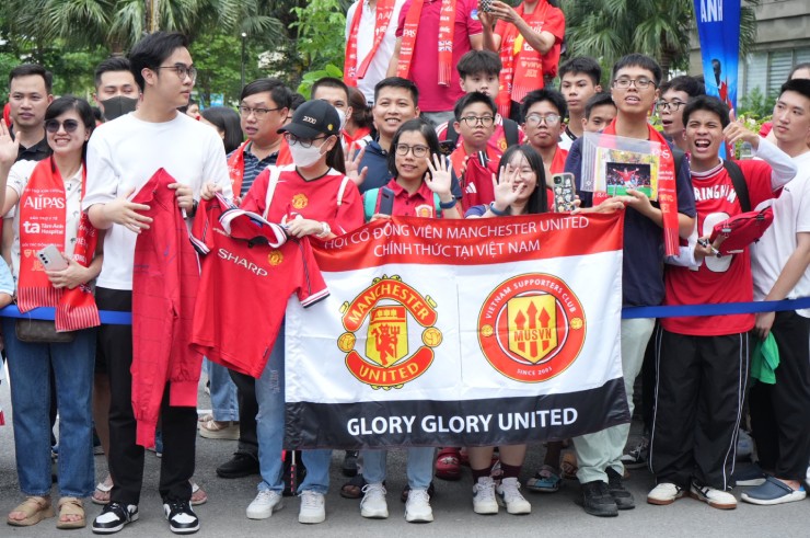 Hàng trăm fan có mặt, chào đón huyền thoại Manchester Reds