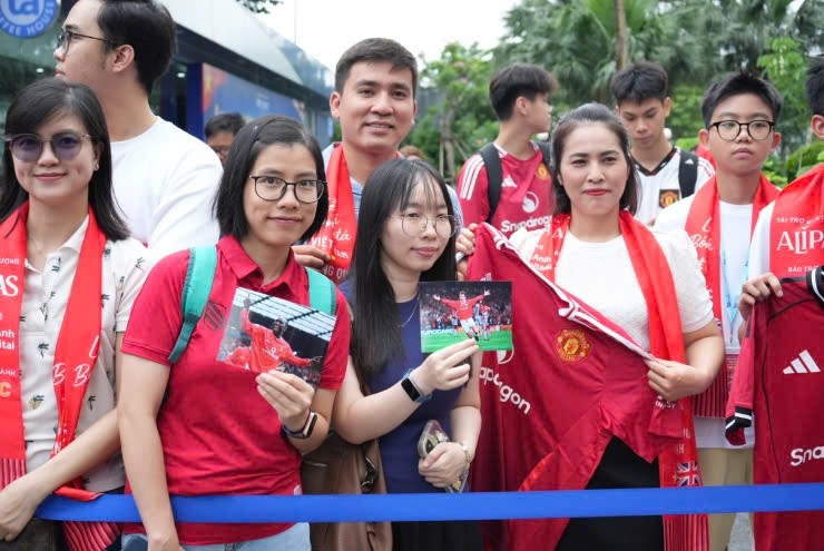 Đông đảo fan có mặt sớm chờ sự xuất hiện của dàn huyền thoại Manchester Reds