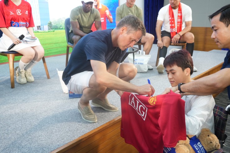 Owen kí tặng fan trong buổi giao lưu