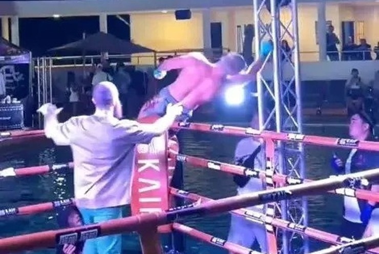 Cảnh tượng võ sĩ người Nga bị điện giật