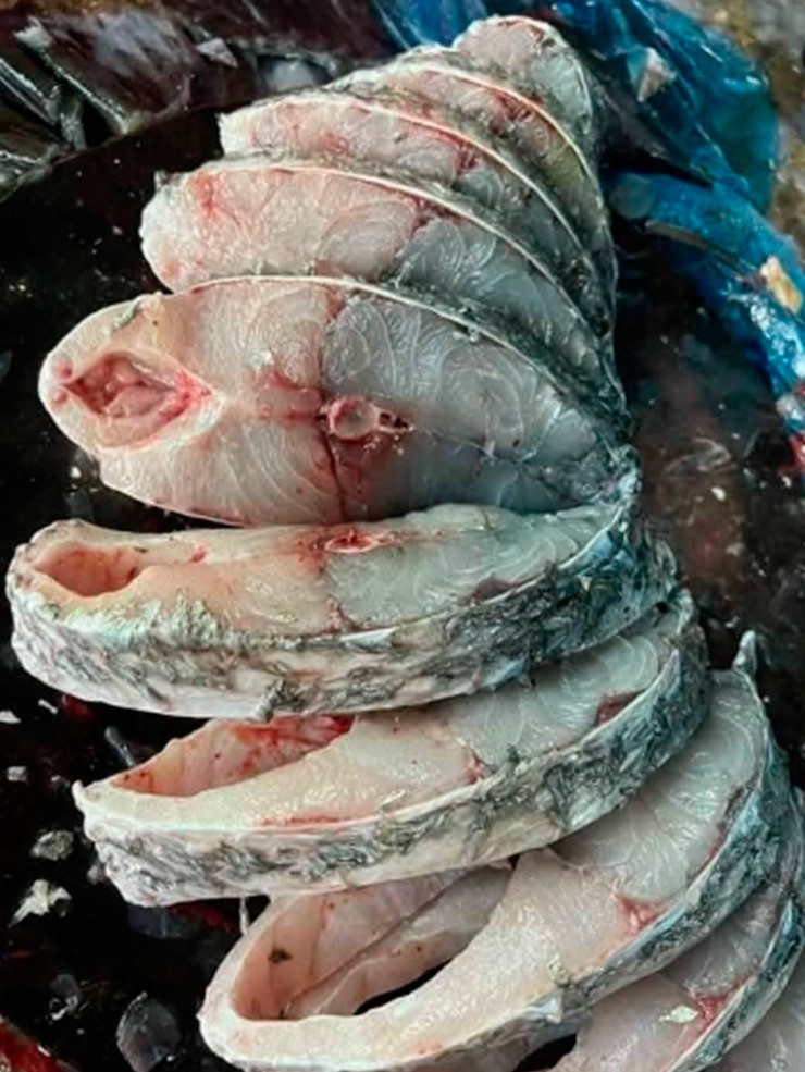 Trên chợ mạng, cá chẽm được bán với giá từ 85.000 đồng/kg. Loài cá này thịt ngon, không tanh, dễ chế biến và gần như không có xương dăm.&nbsp;

