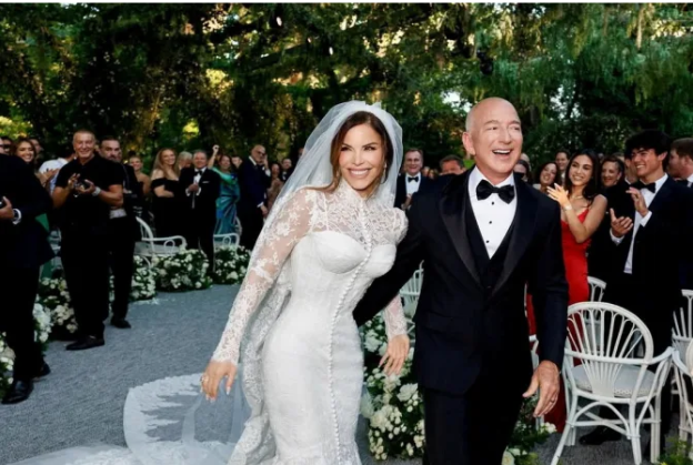 Lauren Sanchez và Jeff Bezos tại lễ cưới của họ ở Venice, Ý, vào thứ sáu, ngày 27 tháng 6.