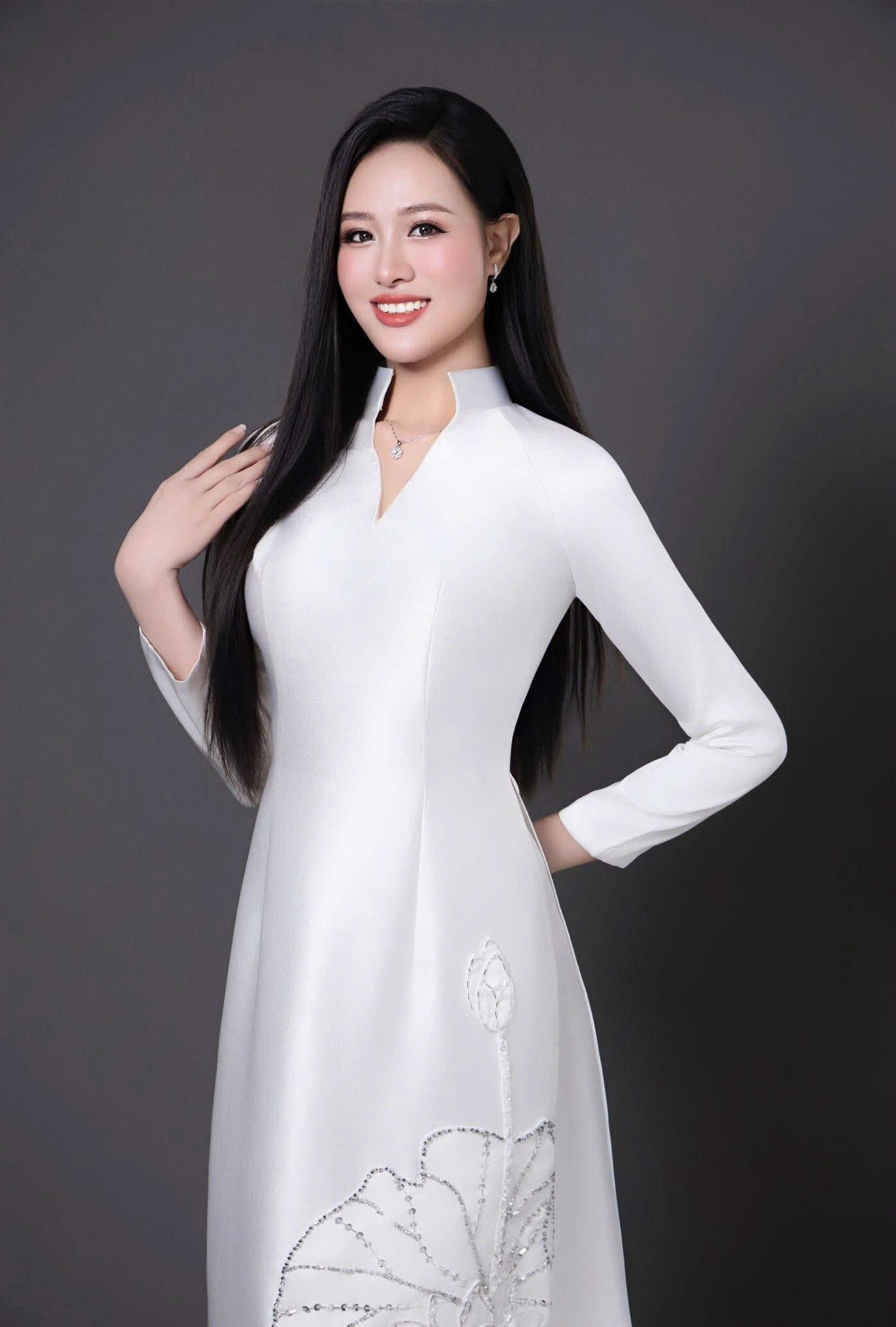 Người đẹp Kim Oanh gây ấn tượng trong trang phục áo dài.